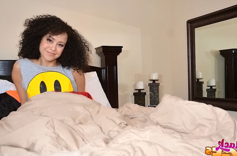 12P Namorada de ébano selvagem se despindo para um divertido show de masturbação em sua cama