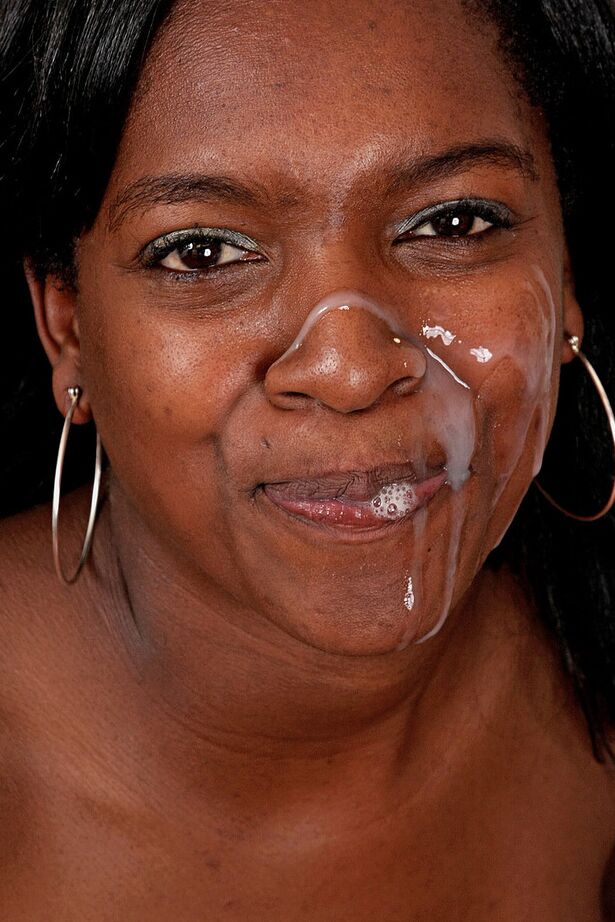 16P La amateur negra Jordan Lover le hace una mamada lamiendo pelotas a un hombre blanco de rodillas