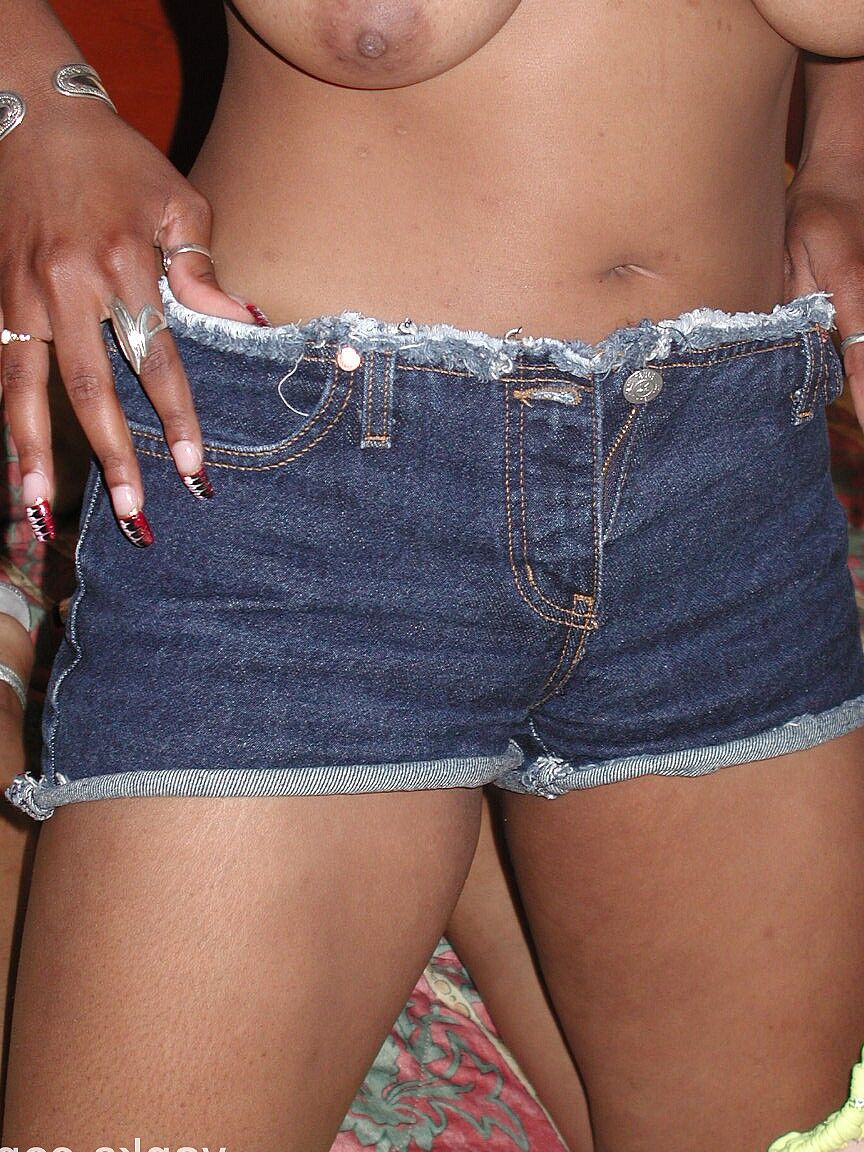 17P Geiles Ebenholz mit kurzen Haaren Tammy steckt einen Vibrator in ihre haarige Vagina