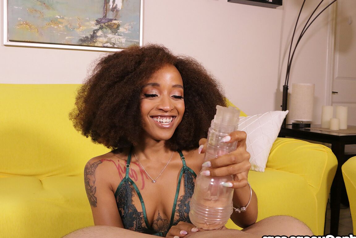 14P Крошечная черная девушка Мена с пышными волосами ублажает член Fleshlight