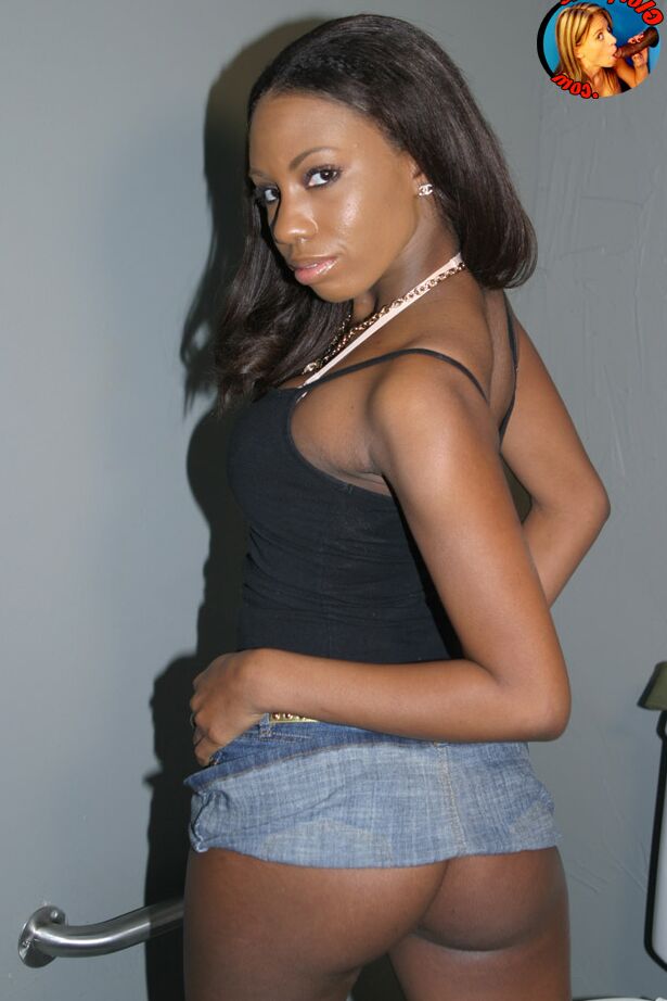 21P Ebony adolescente Mahlia Milian mostra seus peitos suculentos em um buraco de glória