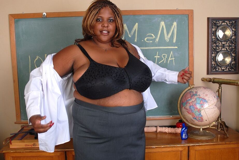16P Professor de ébano maduro SSBBW Winxx está se despindo na sala de aula