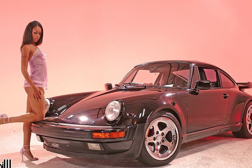 19P La MILF de ébano Marie Luv se quita la lencería morada y posa en el Porsche