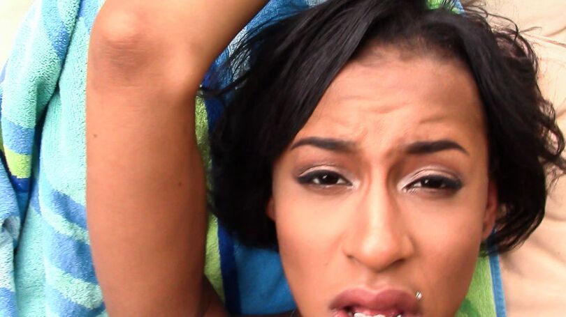 16P Garota negra pouco legal Jazzy Jamison levando gozada na cara por dinheiro