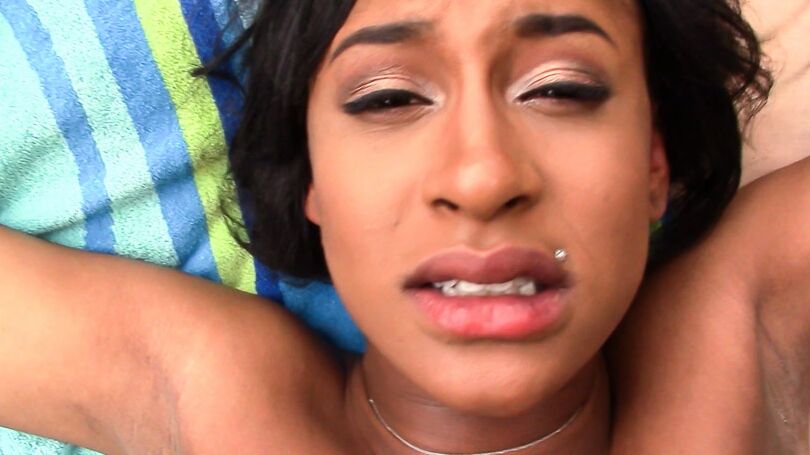 16P Garota negra pouco legal Jazzy Jamison levando gozada na cara por dinheiro