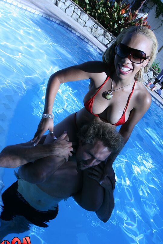 21P Ebony MILF com bunda cheia de bolhas e peitos grandes falsos sendo fodida em orgia interracial