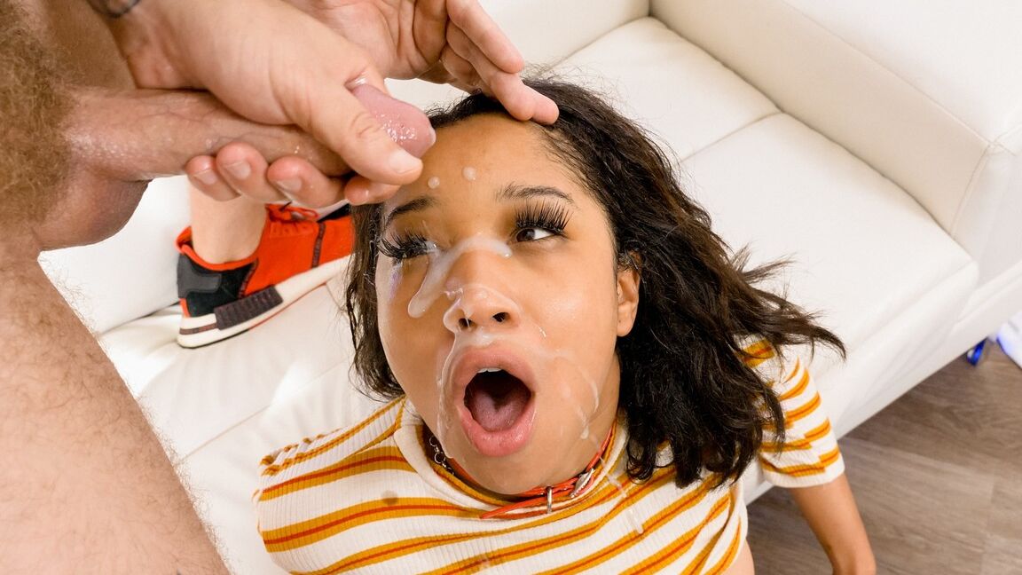 15P La pequeña de ébano Alicia Reign recibe una corrida facial después de tener sexo duro