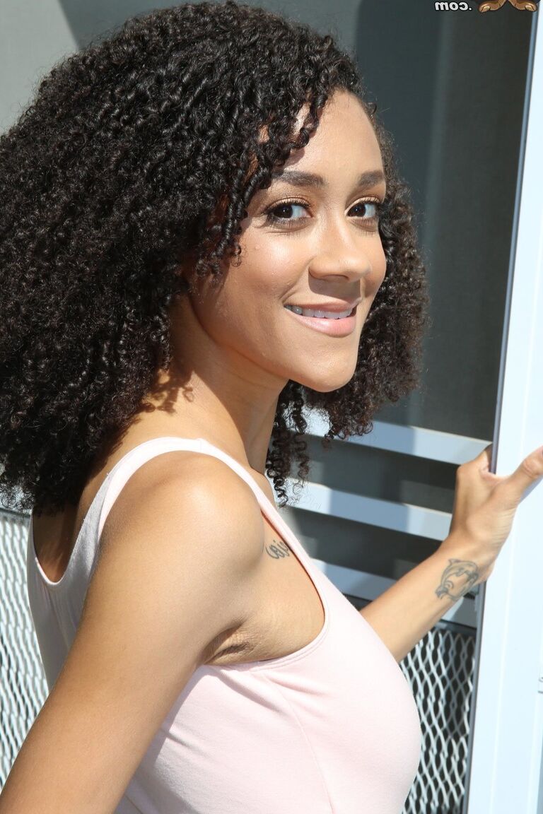 21P 18, la jeune noire Ariana Aimes se penche pour du sperme après avoir baisé un mec blanc