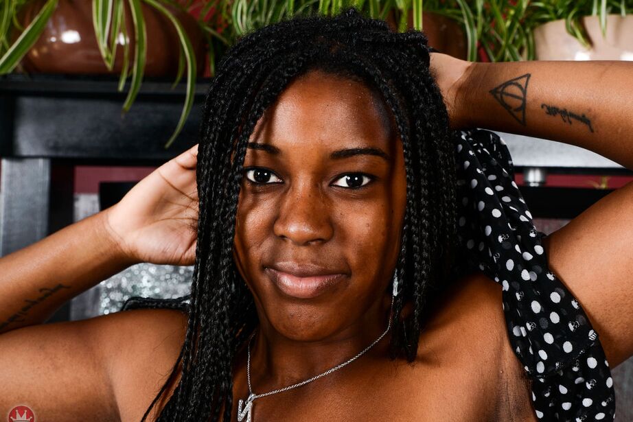 16P La exótica amateur Janelle Taylor muestra su cuerpo negro y su coño rosado