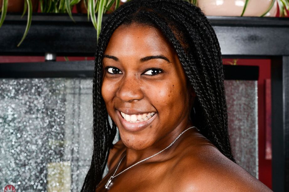 16P La exótica amateur Janelle Taylor muestra su cuerpo negro y su coño rosado