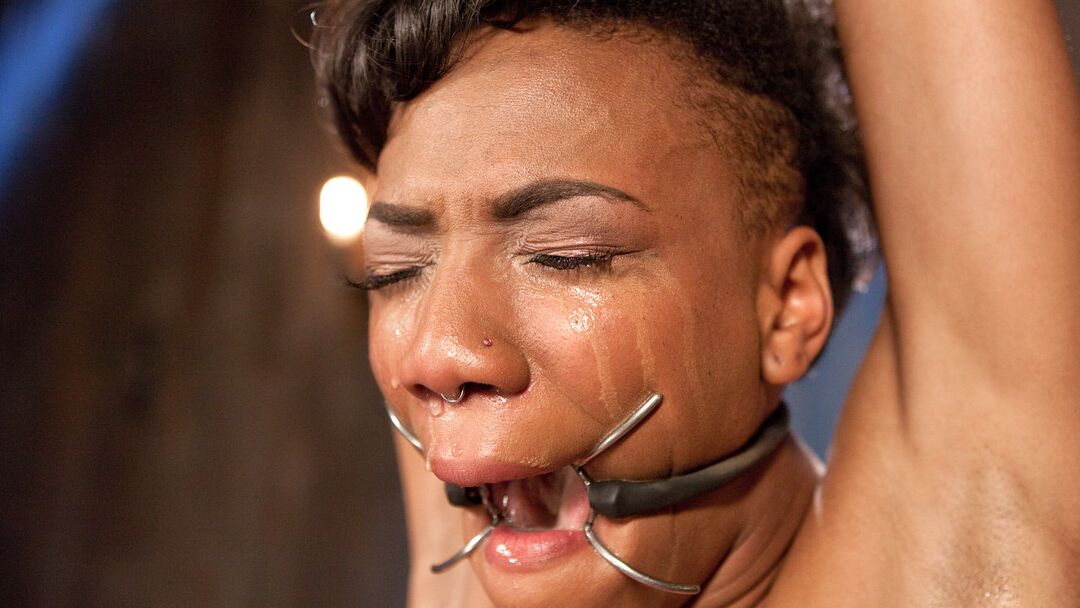 17P La delgada chica negra Nikki Darling trabajada en bondage duro