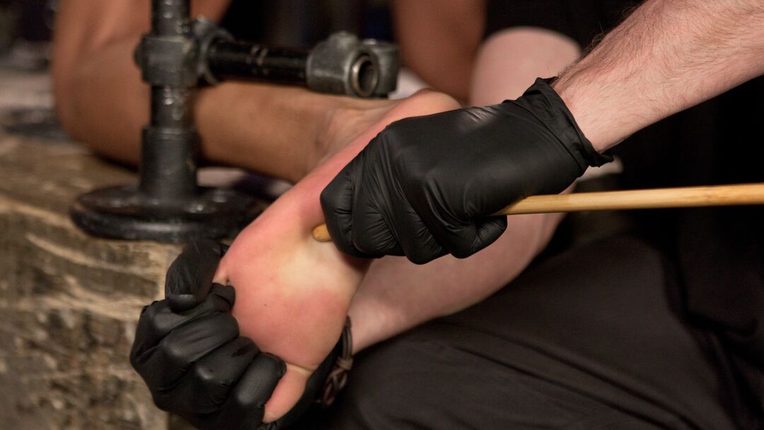 17P La delgada chica negra Nikki Darling trabajada en bondage duro