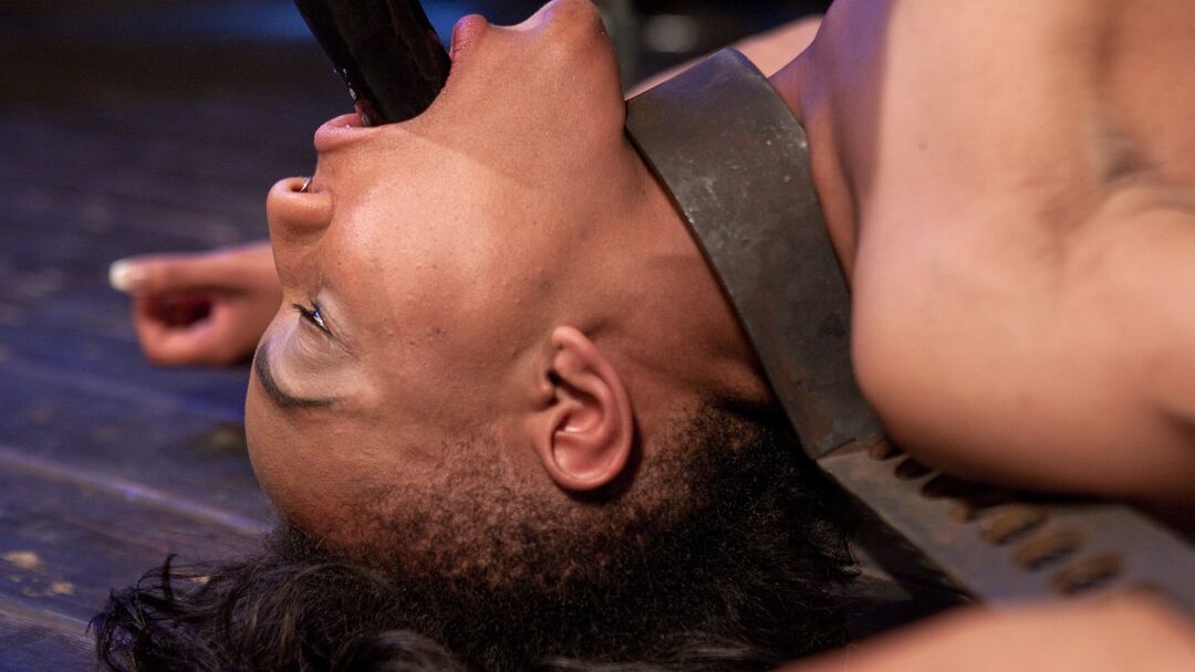 17P La delgada chica negra Nikki Darling trabajada en bondage duro