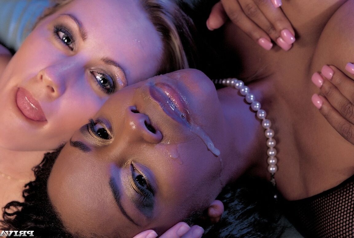 12P Chicas blancas y negras participan en un trío duro