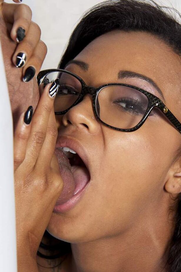 16P Nerd negro Harley Dean chupando pau nu no buraco da glória proibido