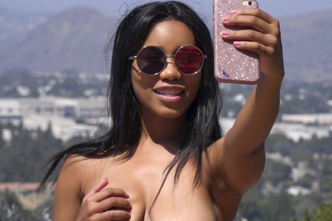17P Linda adolescente de ébano Jenna Foxx fode como uma profissional e recebe um enorme tratamento facial