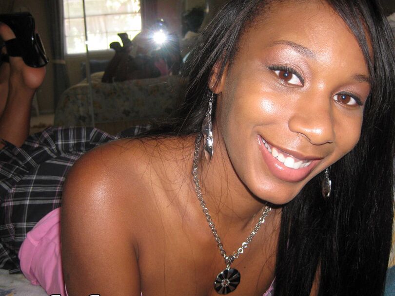 10P Linda garota negra dá a um grande galo branco um saco de bola lambendo BJ antes de foder