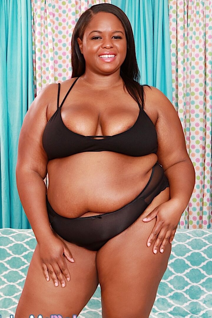 16P La negra con obesidad mórbida Olivia Leigh muestra su coñito rosado desnuda