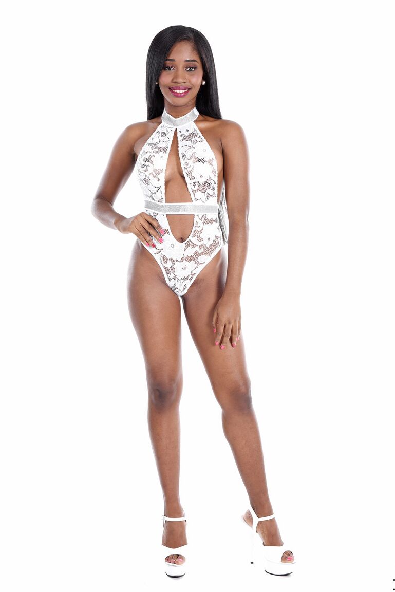 15P A garota negra Boni tira a lingerie branca antes de brincar com sua vagina raspada