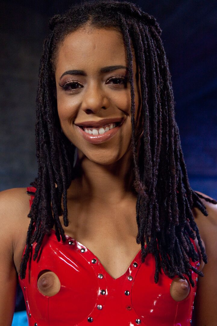 11P Ebenholz-Teenager Kira Noir