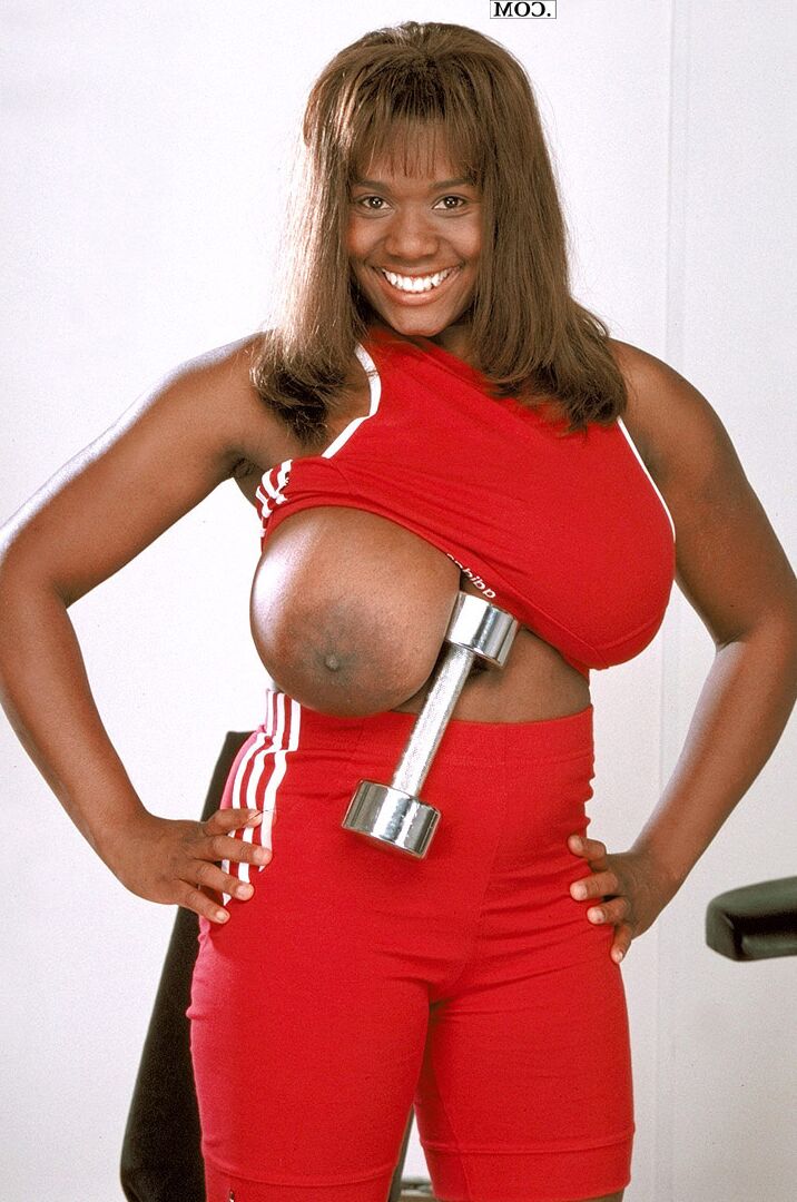 17P Black, fanática por fitness, Sammie Black solta seus hooters enquanto tira a roupa na academia