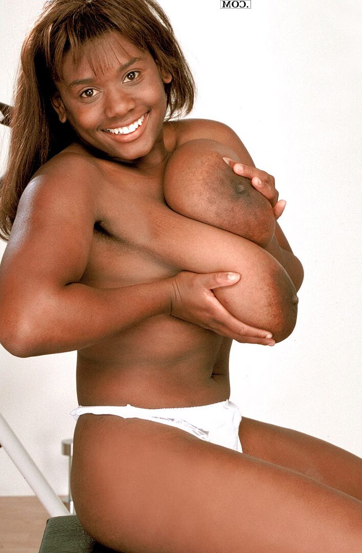 17P Black, fanática por fitness, Sammie Black solta seus hooters enquanto tira a roupa na academia