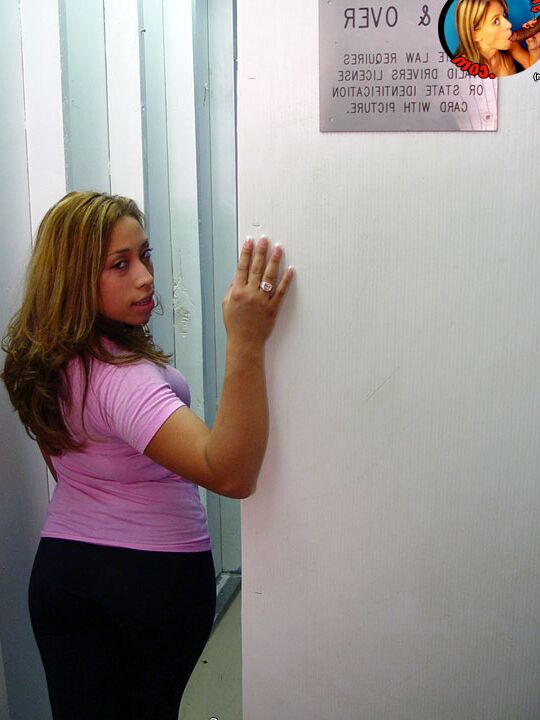 21P Latina con tetas pequeñas Jelice disfruta de una mamada en el Gloryhole después de desnudarse