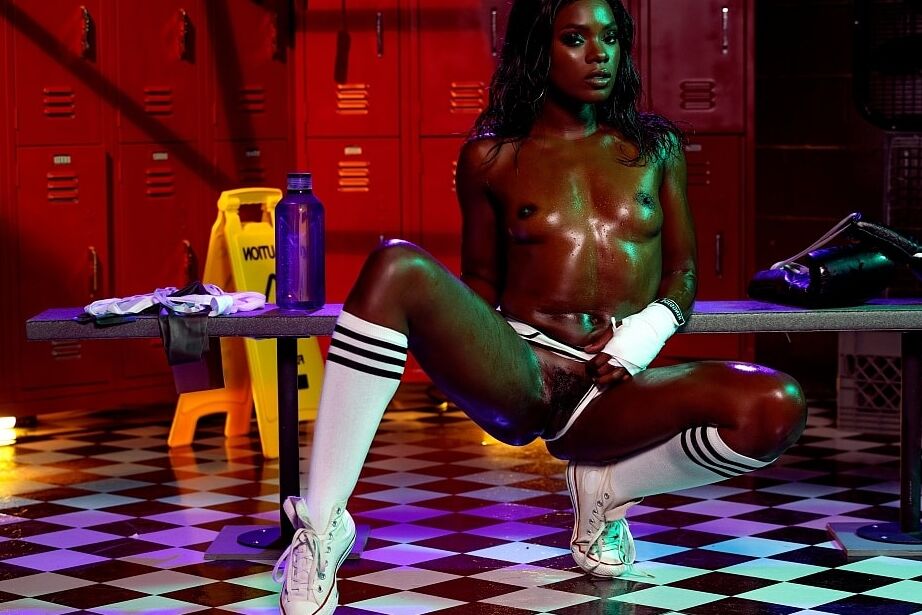 12P La chica de ébano Ana Foxxx desnuda su cuerpo sudoroso con calcetines deportivos hasta la rodilla
