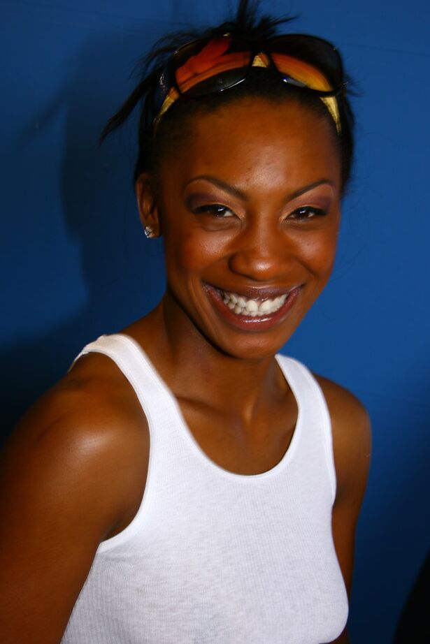 19P Ebony Oasis Star amène une bite à une éjaculation en la suçant à travers le mur bleu