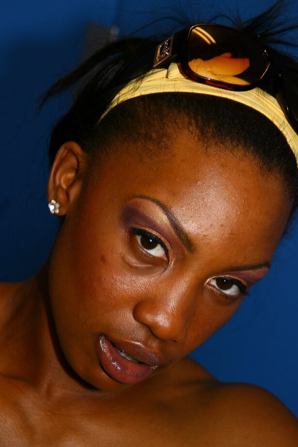 19P Ebony Oasis Star amène une bite à une éjaculation en la suçant à travers le mur bleu