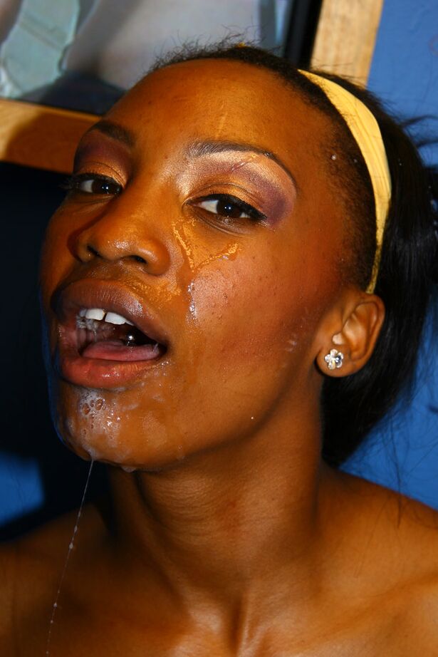 19P Ebony Oasis Star amène une bite à une éjaculation en la suçant à travers le mur bleu