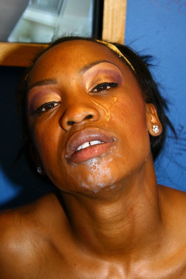 19P Ebony Oasis Star amène une bite à une éjaculation en la suçant à travers le mur bleu
