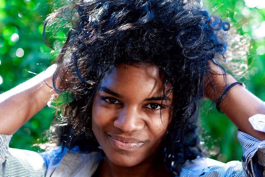 16P Negra amadora Manuela exibindo todos os seios naturais e fenda peluda ao ar livre