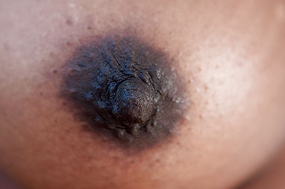 16P Negra amadora Manuela exibindo todos os seios naturais e fenda peluda ao ar livre