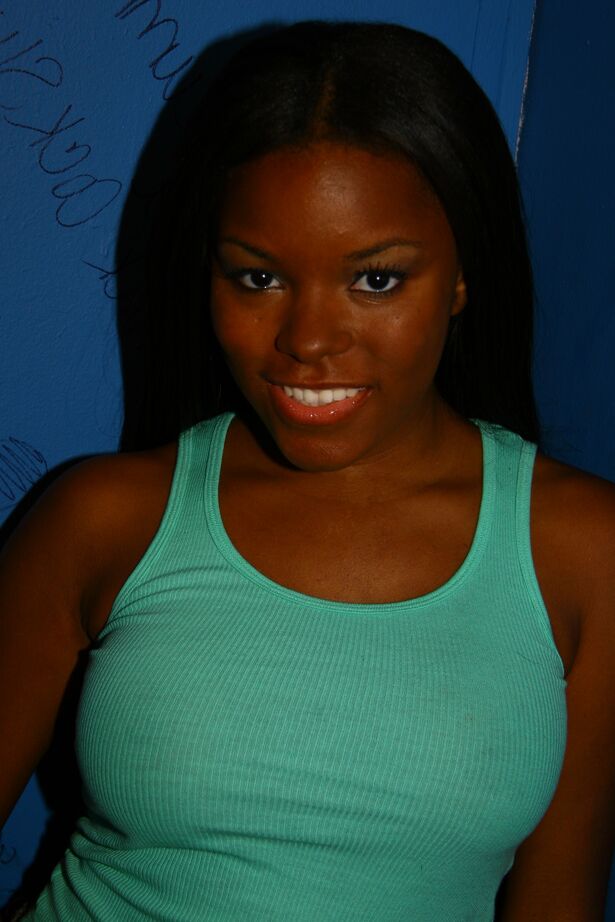18P Ebony Candice Nicole se met à genoux devant une si grosse bite blanche à travers le trou
