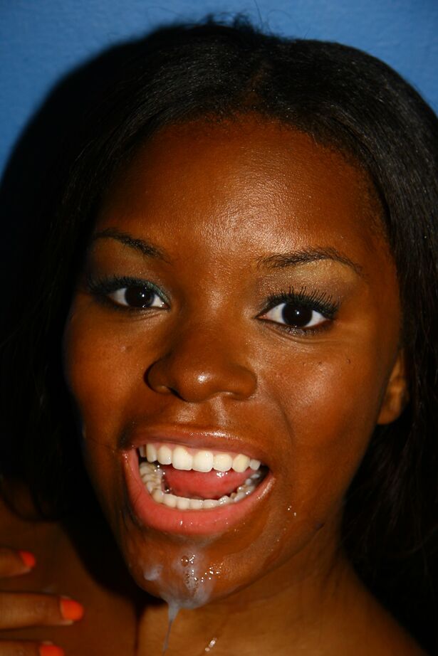 18P Ebony Candice Nicole se met à genoux devant une si grosse bite blanche à travers le trou