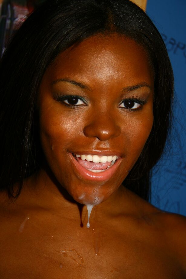 18P Ebony Candice Nicole se met à genoux devant une si grosse bite blanche à travers le trou