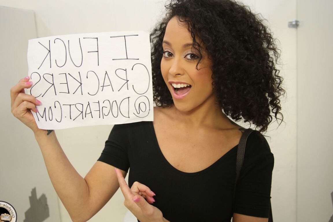 20P Das dünne Ebenholzmädchen Mia Austin bekommt nach einem 1-gegen-1-Duell an einem Gloryhole eine Gesichtsbehandlung