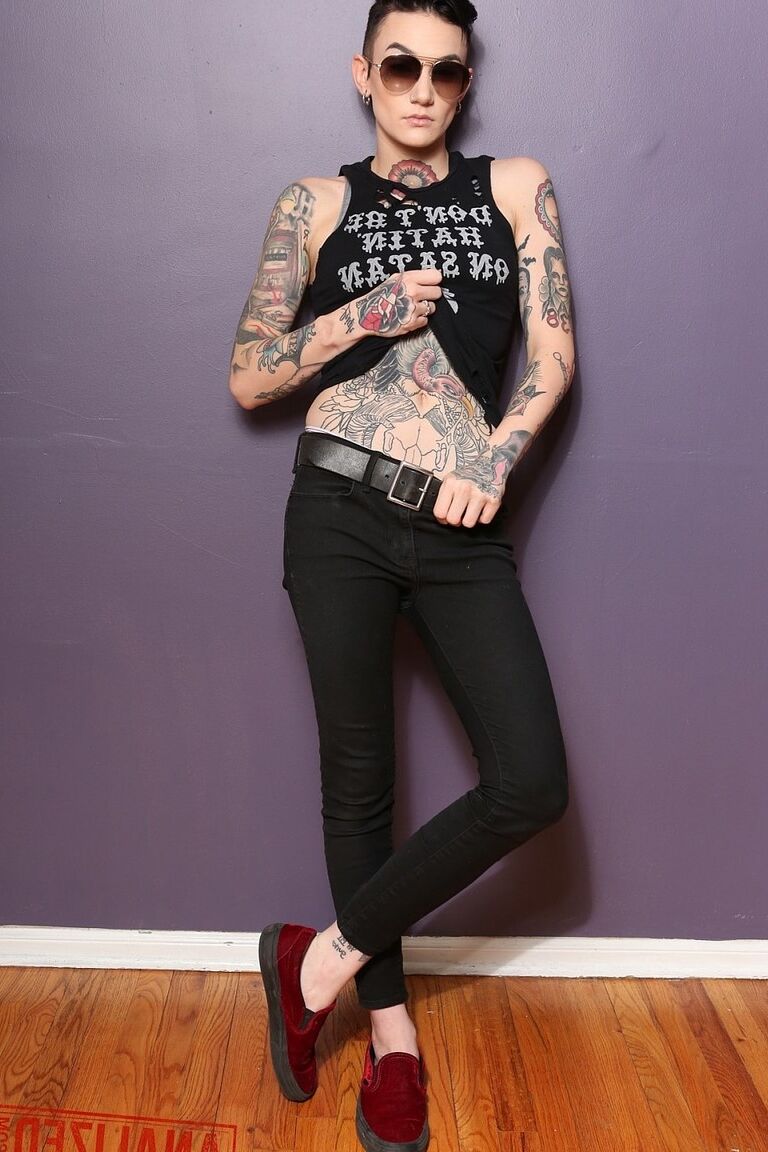 20P Inked-Pornostar Nikki Hearts lässt ihr schwarzes Outfit fallen und enthüllt ihre Titten