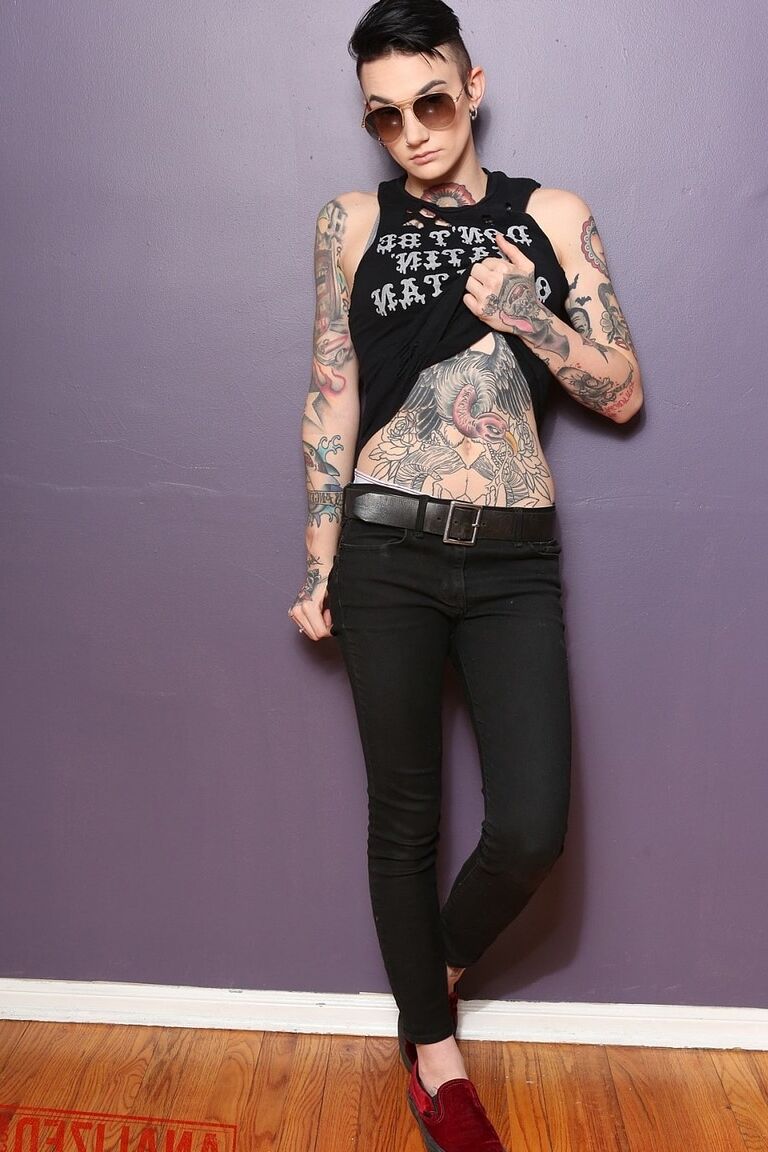 20P Inked-Pornostar Nikki Hearts lässt ihr schwarzes Outfit fallen und enthüllt ihre Titten