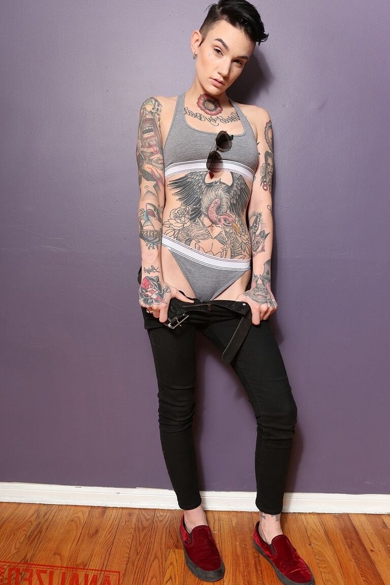 20P Inked-Pornostar Nikki Hearts lässt ihr schwarzes Outfit fallen und enthüllt ihre Titten