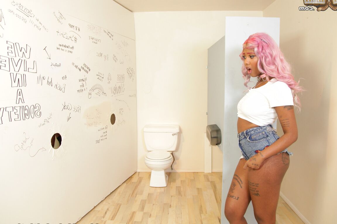 15P Chica negra luce el cabello teñido mientras tiene sexo en el Gloryhole en un baño