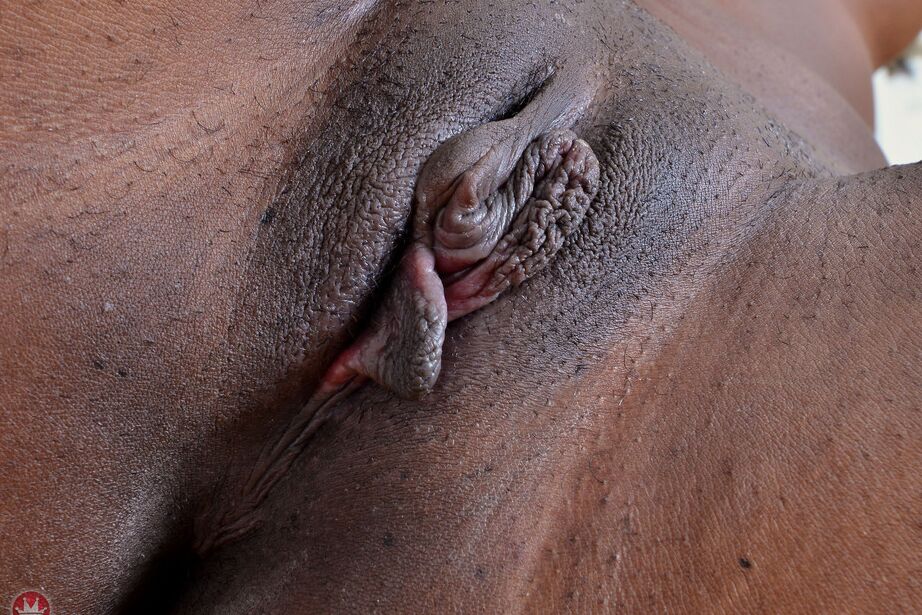 16P Ebony amateur Yara Skye parts her labia lips to display the pink of her twat