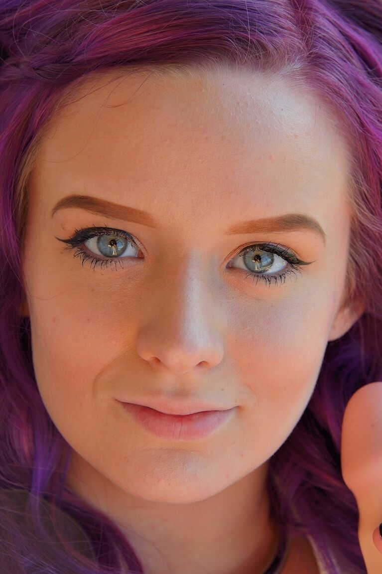 19P Jessica, une fille aux cheveux violets, enlève son short en jean et se fait fister la chatte.