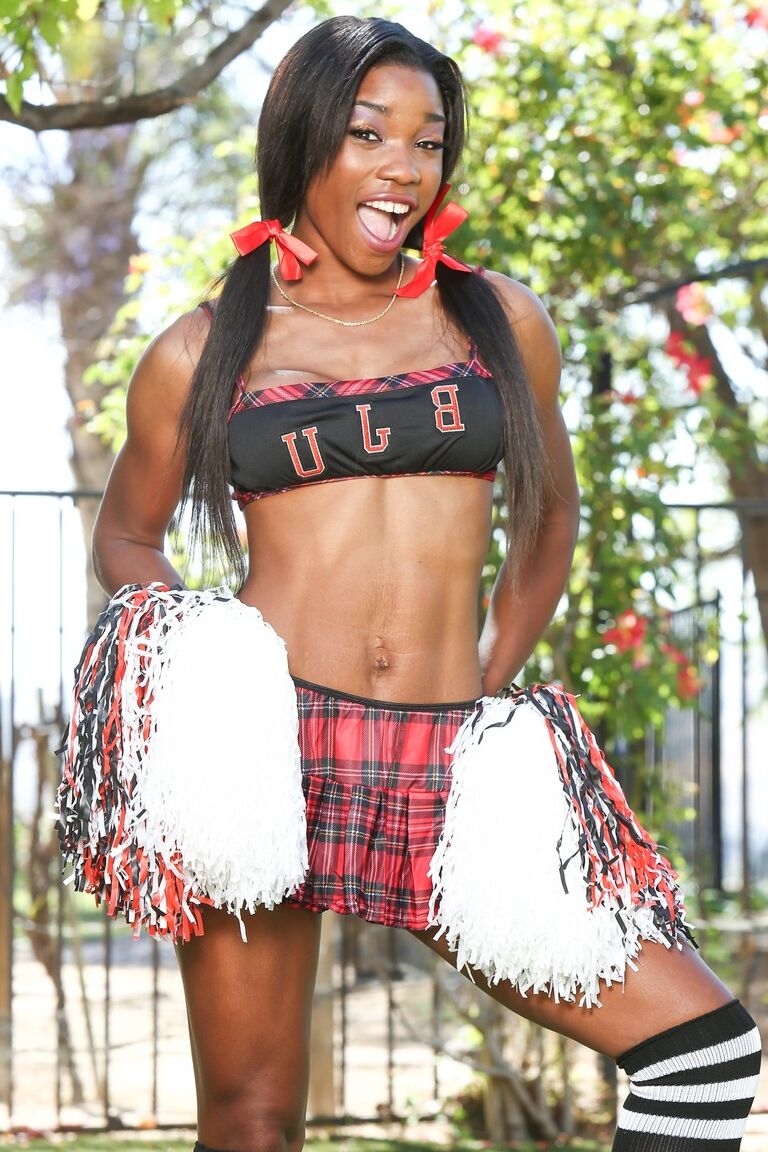 A líder de torcida 15P Ebony Mya Mays mostra seus peitos e buceta em um gramado com meias OTK