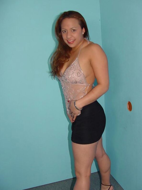 15P La guapa Lani desnuda sus jóvenes tetas para una mamada en el Gloryhole y una corrida facial