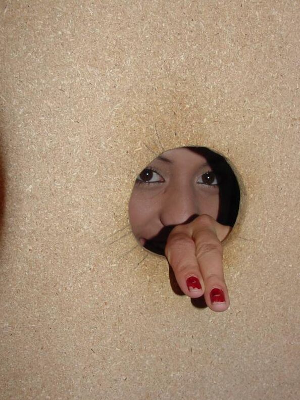15P La guapa Lani desnuda sus jóvenes tetas para una mamada en el Gloryhole y una corrida facial