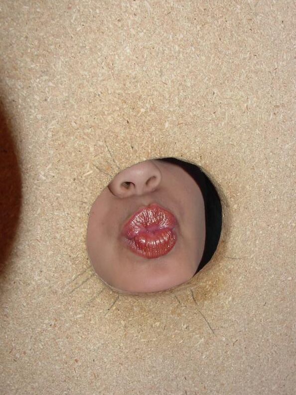 15P La guapa Lani desnuda sus jóvenes tetas para una mamada en el Gloryhole y una corrida facial