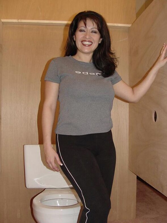 15P 巨乳のひよこミスティが壁の穴のフェラの後タオルで掃除する