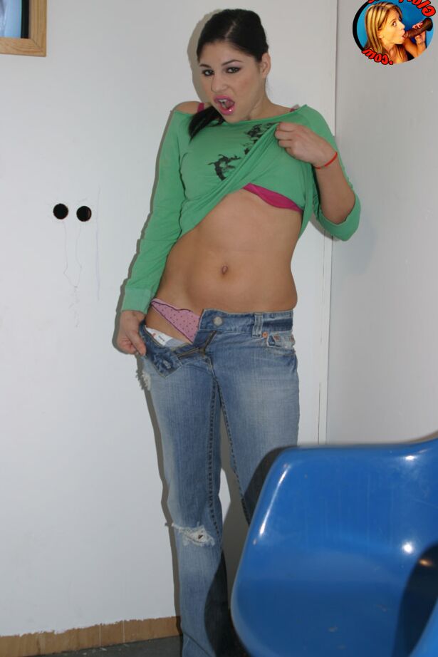 21P Brittany Stevens, une fille bien roulée, montre son cul chaud avant de sucer un trou de gloire BBC